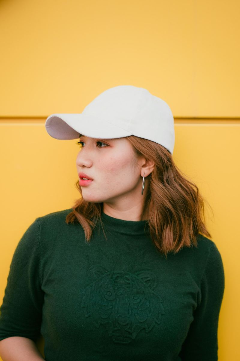 Casquette blanche portée